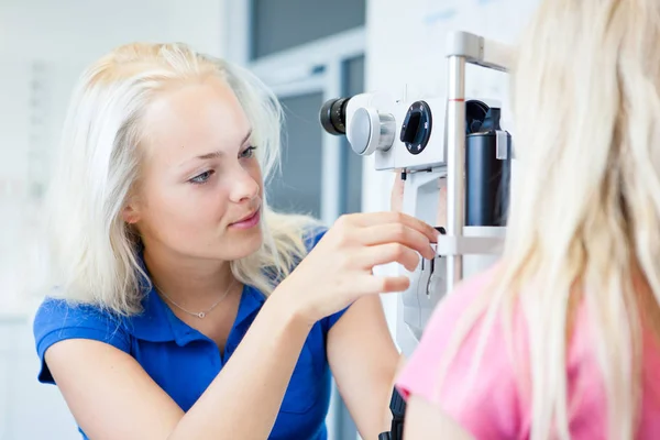 Concepto Optometría Una Paciente Joven Bonita Que Tiene Los Ojos —  Fotos de Stock