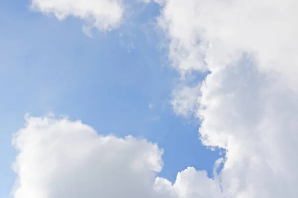 Witte Wolk Aan Rechterkant Onderkant Van Blauwe Hemel Als Achtergrond — Stockfoto