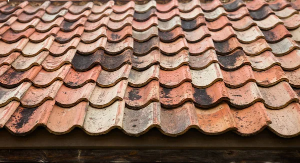 オレンジ色のタイルで覆われた古い屋根 — ストック写真