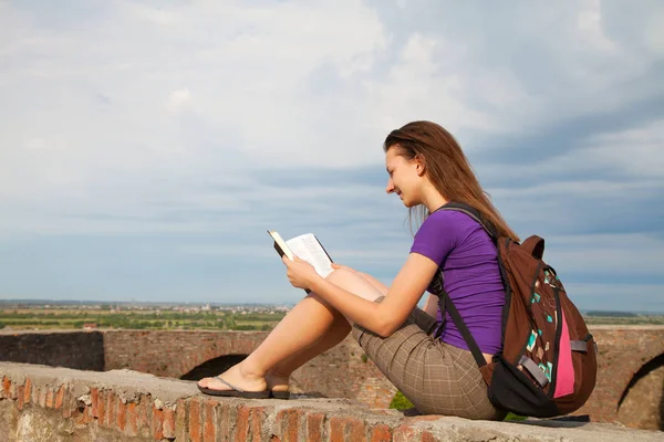 Chica Adolescente Leyendo Biblia Sentada Aire Libre —  Fotos de Stock