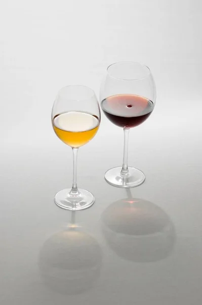 Twee Hoge Glazen Lichte Achtergrond Gevuld Met Rode Witte Wijn — Stockfoto
