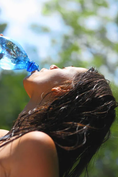 Mujer Joven Bebiendo Agua Aire Libre Ella Tiene Sed Vista — Foto de Stock