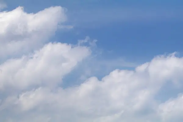 Blauwe Lucht Met Pluizige Witte Wolken — Stockfoto