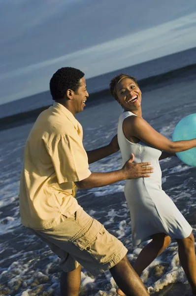 Pareja Relajándose Playa —  Fotos de Stock