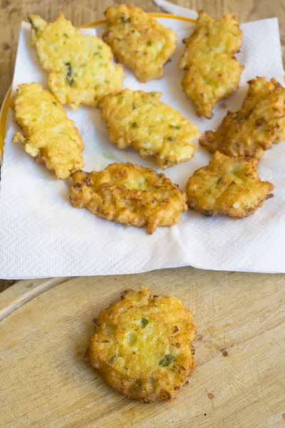 Einzelne Gebratene Maiskrapfen Der Nähe Eines Gerichts Voller Derselben Knusprigen — Stockfoto