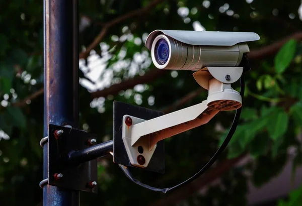 Câmera Cctv Branca Assistindo Por Segurança Horas — Fotografia de Stock