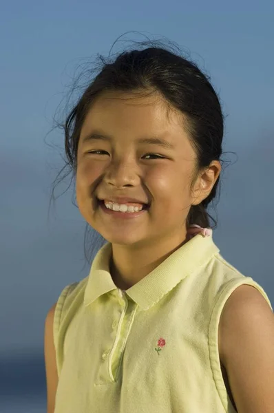 Ragazza Sorridente Sulla Spiaggia — Foto Stock