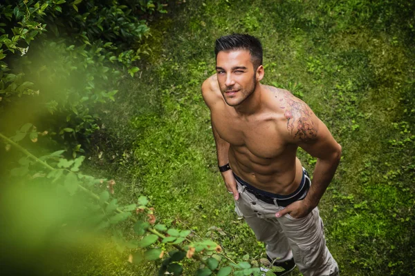 Modelo Masculino Buen Aspecto Sin Camisa Que Mira Hacia Arriba —  Fotos de Stock