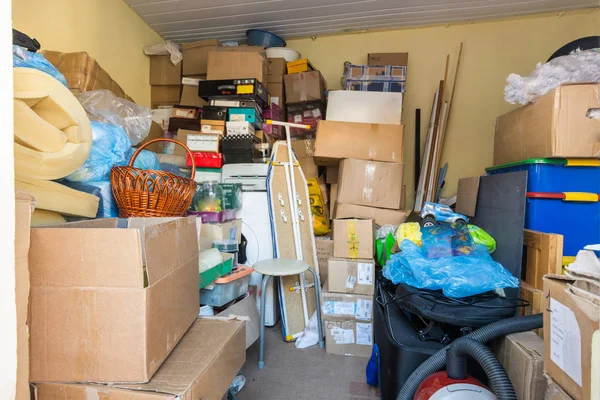 Movimiento Las Cosas Empaquetadas Cajas Paquetes Encuentran Una Habitación Pequeña —  Fotos de Stock