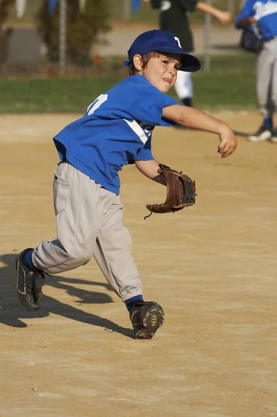 Rapaz Jogar Basebol Desporto — Fotografia de Stock