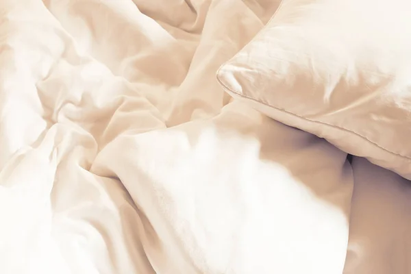 パテル枕しわ長い夜に寝てから寝室で乱雑な毛布とベッドの上 — ストック写真