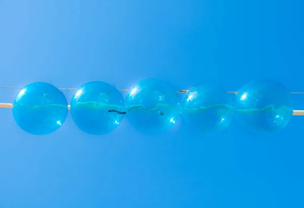 Esferas Vidrio Azul Sobre Fondo Cielo Azul — Foto de Stock