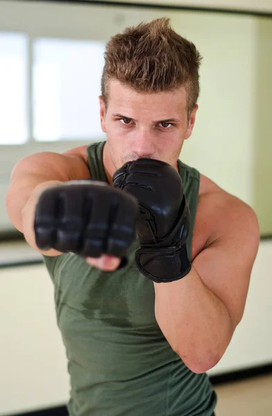 Atraktivní Mladý Muž Boxer Rukavice Házet Šídlo Směrem Fotoaparátu — Stock fotografie