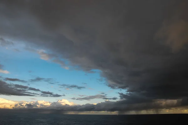 Stürmische Dunkle Wolken Über Dem Atlantik — Stockfoto