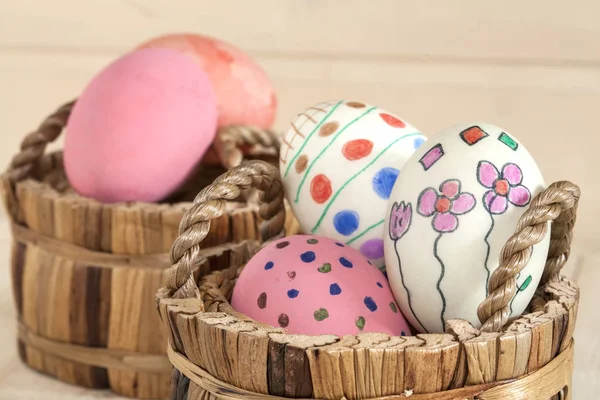 Jajka Wielkanocne Koszyku Drewna — Zdjęcie stockowe