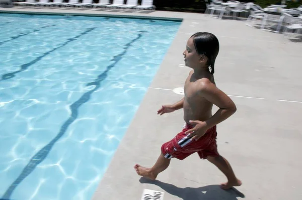 Niño Saltando Piscina — Foto de Stock