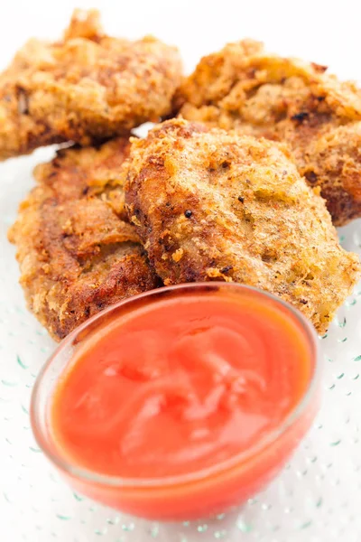 Huhn Oder Kartoffelschnitzel Mit Roter Tomatensauce Über Weißem — Stockfoto