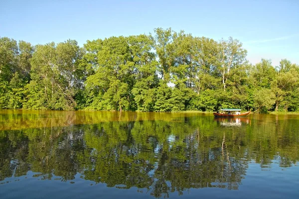 湖の観光船 夏だワルシャワ近郊のウィラノウの王立公園 — ストック写真