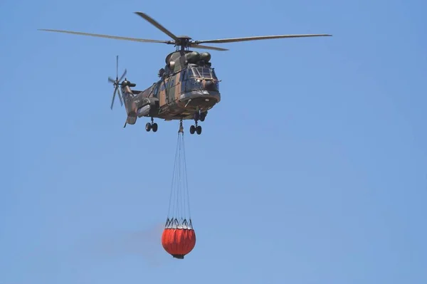 Hélicoptère Armée Air Avec Seau Bambi Rempli Pour Combattre Incendie — Photo