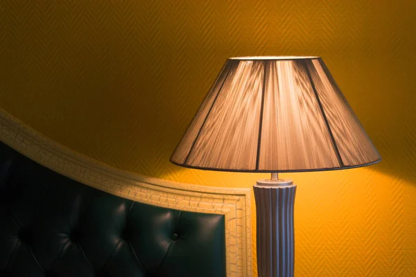 Настольная Лампа Кроватью Желтые Обои Фон — стоковое фото