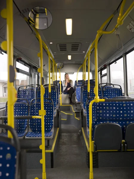 Solo Mujer Teléfono Autobús — Foto de Stock