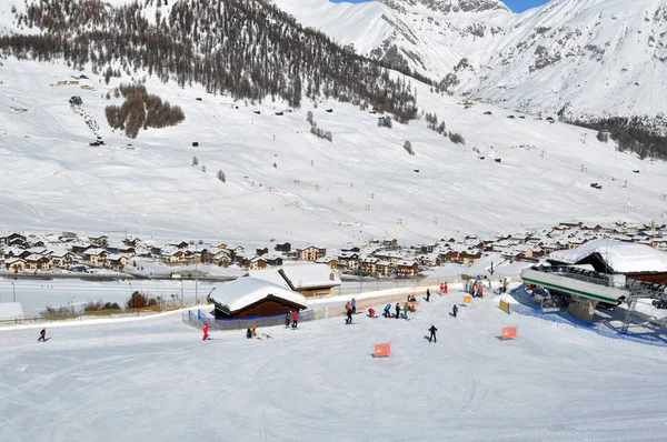 Kayak Senaryosu Kayakçılar Telesiyej Yaklaşıyor Arka Planda Dağlar Köy Livigno — Stok fotoğraf