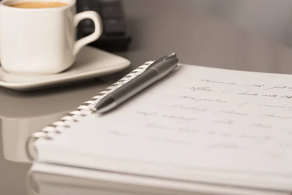 Escritório Local Trabalho Com Livro Papel Caneta Xícara Café Mesa — Fotografia de Stock