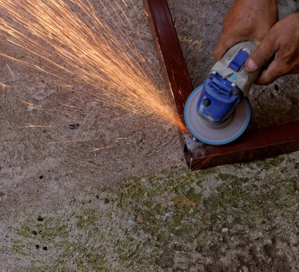 Polimento Metal Com Moedor Mão Faíscas Enquanto Moagem Ferro — Fotografia de Stock