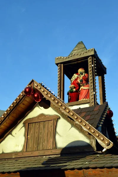 Mama Und Papa Weihnachten Auf Einem Holzturm Auf Einem Ferienhaus — Stockfoto