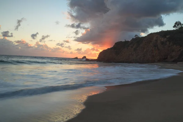 夏にラグーナビーチ カリフォルニア州 アメリカ合衆国の夕日にクレセントベイビーチ — ストック写真