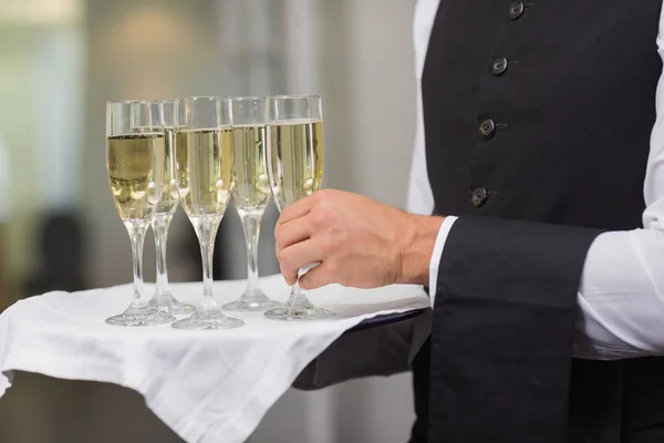 Kellner Hält Tablett Mit Champagner Einem Schicken Restaurant — Stockfoto