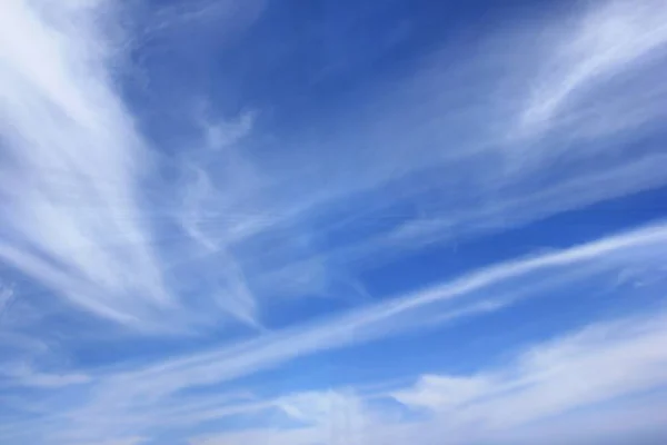 Blauer Himmel Und Leichte Weiße Sommerwolken — Stockfoto