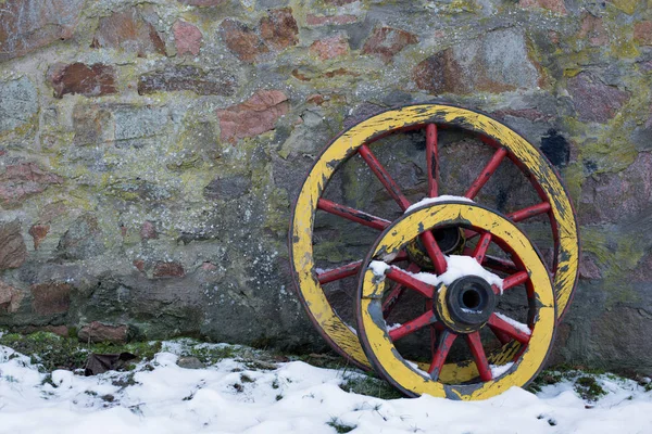 Zwei Alte Hölzerne Wagenräder Auf Einer Steinmauer Winter — Stockfoto