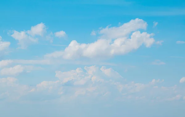 Bewolkt Met Zon Schijnt Blauwe Hemel — Stockfoto