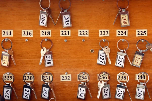 Πολλά Κλειδιά Ξενοδοχείων Ξύλινη Σανίδα — Φωτογραφία Αρχείου