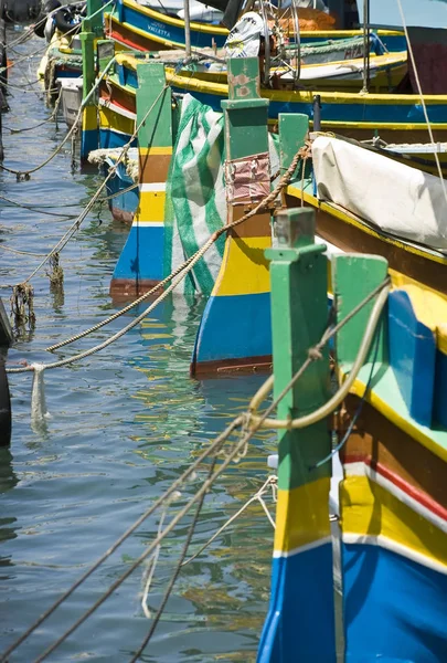 Kormidla Tradičních Rybářských Člunů Malty Rybářské Vesnici Marsaxlokk Lemující Nábřeží — Stock fotografie