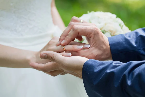 Trouwdag Bruidegom Plaatst Ring Aan Kant Van Bruid — Stockfoto