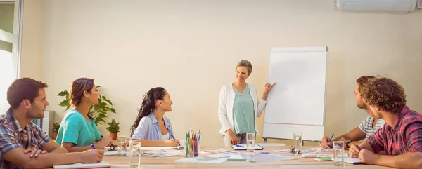 Casual Joven Empresaria Dando Una Presentación Sus Colegas — Foto de Stock