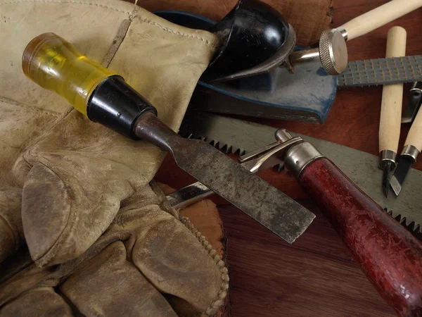 Verschiedene Holzbearbeitungswerkzeuge Und Handschuhe Auf Einem Holz Textur Hintergrund — Stockfoto