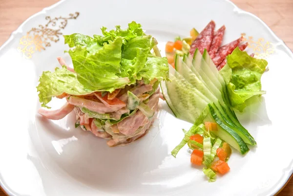 Ensalada Diferentes Tipos Salchichas Pepinos Pimientos Lechuga Con Salsa Crema — Foto de Stock