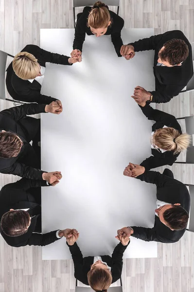 Diversos Empresários Sentados Torno Mesa Uma Reunião Mãos Dadas — Fotografia de Stock