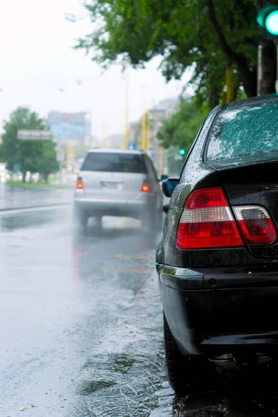 Bir Araba Bulanık Arka Plan Ile Yağmurda Yakın Çekim — Stok fotoğraf