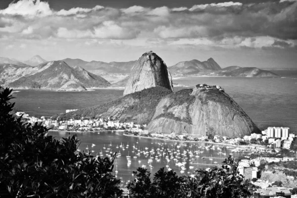 港とシュガーローフ山を示すリオデジャネイロ市の黒と白の風光明媚な航空写真 ブラジル — ストック写真
