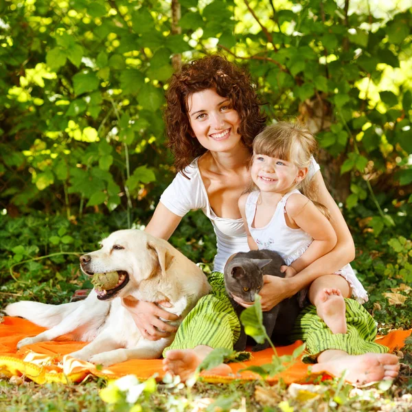 Bela Mãe Filha Relaxando Natureza Com Animais Estimação — Fotografia de Stock