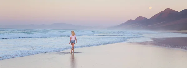 Femme Marchant Sur Plage Sable Fin Coucher Soleil Des Vagues — Photo