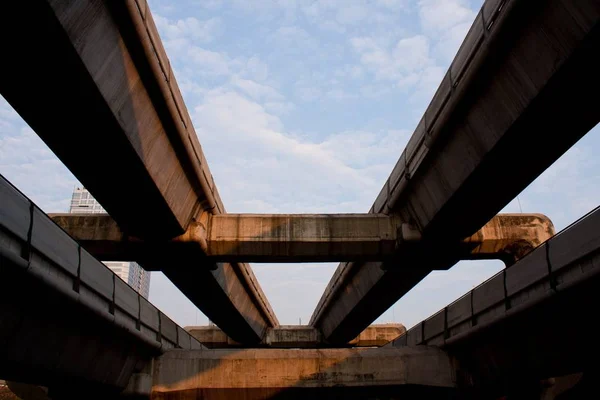 High Bridge Długi Odcinek Daleko Pod Jasnym Niebie — Zdjęcie stockowe