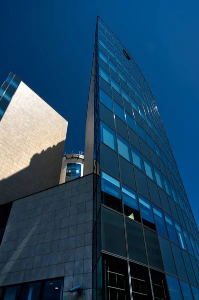 Edificio Moderno Día Soleado Con Cielo Azul — Foto de Stock