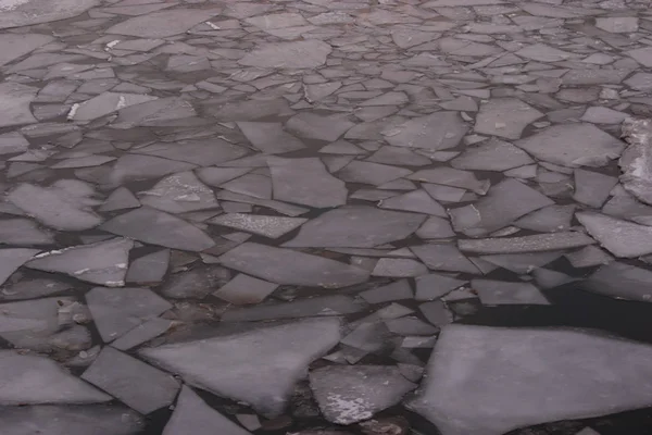 冬の水空間の氷が壊れて — ストック写真