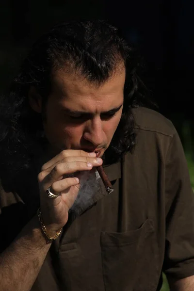 Закрыть Лицо Курильщика Сигары — стоковое фото