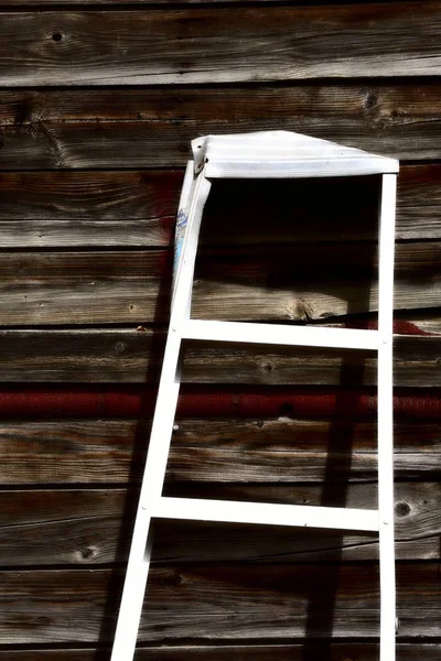 Алюминиевая Лестница Против Старого Гаража Саскачеване — стоковое фото